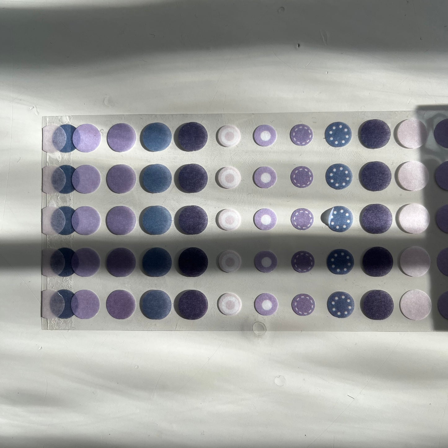 Rollo washi troquelado de pegatinas circulares con diseño multicolor